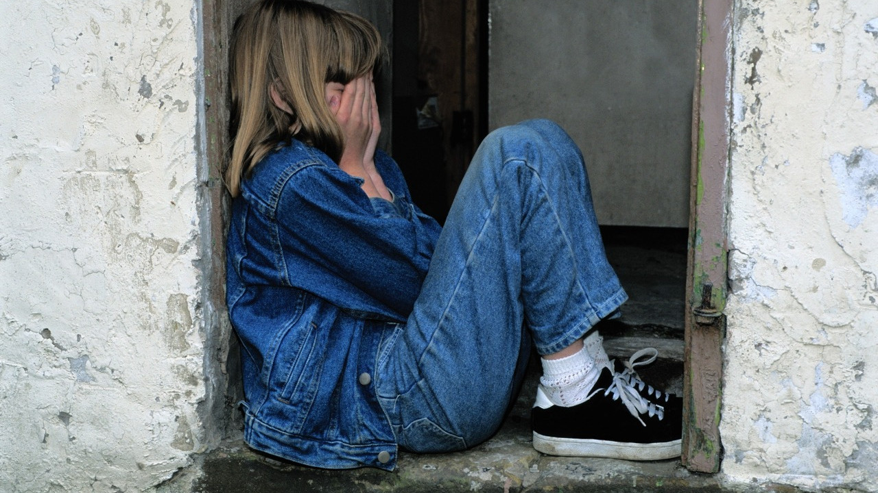 girl-jeans-kid-loneliness